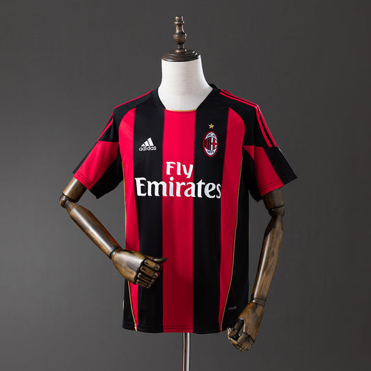 Camiseta retro AC Milan 2010/11 primera equipación roja negra Ibrahimovic Robinho – Cortita y al Pie