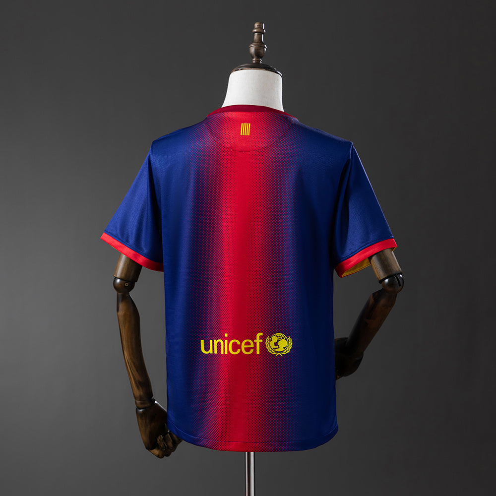 Camiseta retro FC Barcelona 2012/13 primera equipación detalle escudo Messi – Cortita y al Pie
