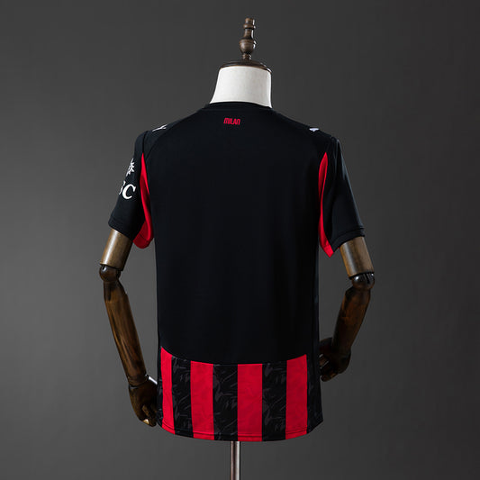 Camiseta AC Milan 2025/26 primera equipación versión fan detalle rojo negro – Cortita y al Pie