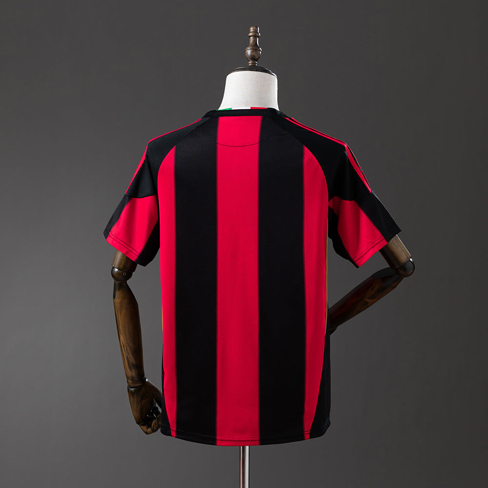 Camiseta retro AC Milan 2010/11 primera equipación detalle escudo San Siro – Cortita y al Pie