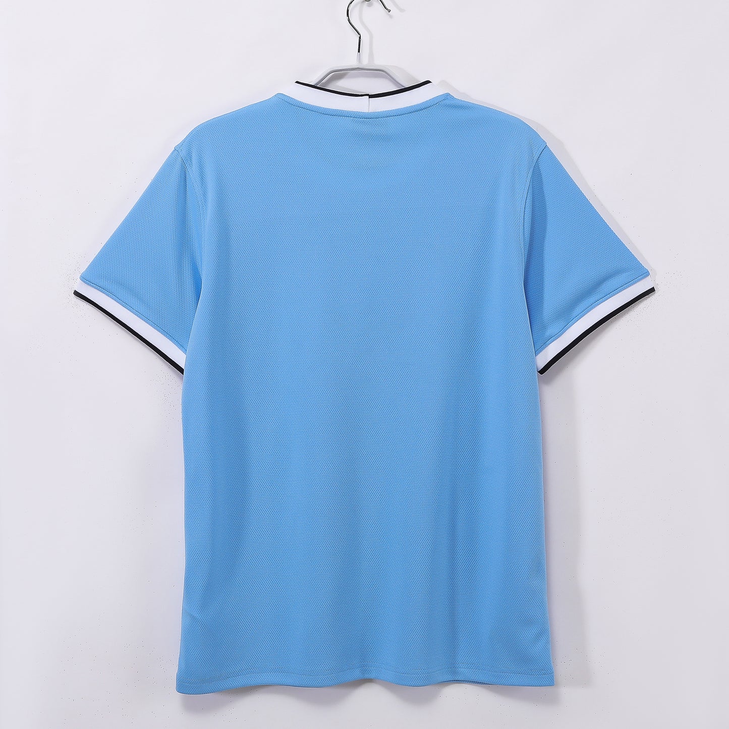 Camiseta retro Manchester City 2013/14 primera equipación detalle escudo Premier – Cortita y al Pie