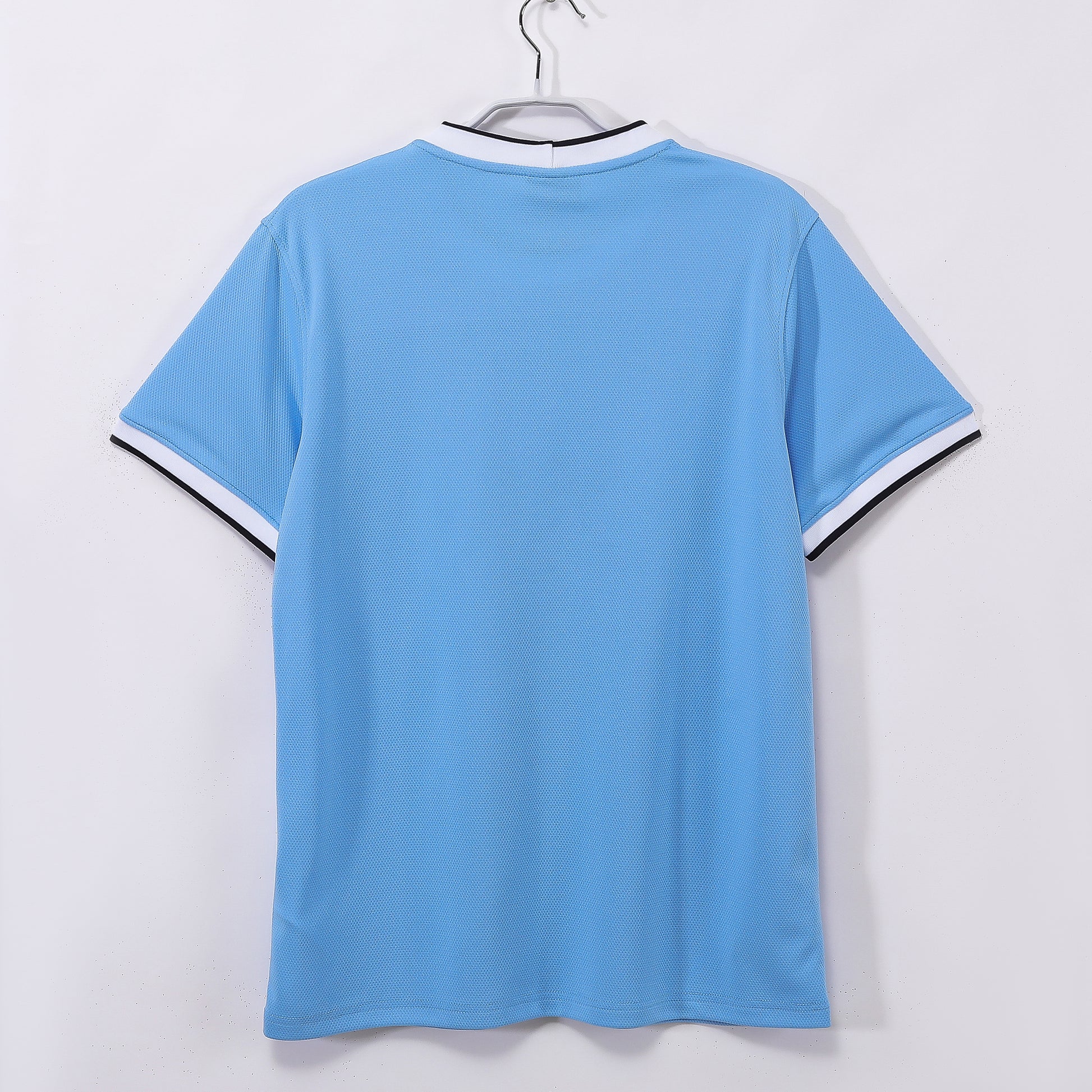 Camiseta retro Manchester City 2013/14 primera equipación detalle escudo Premier – Cortita y al Pie
