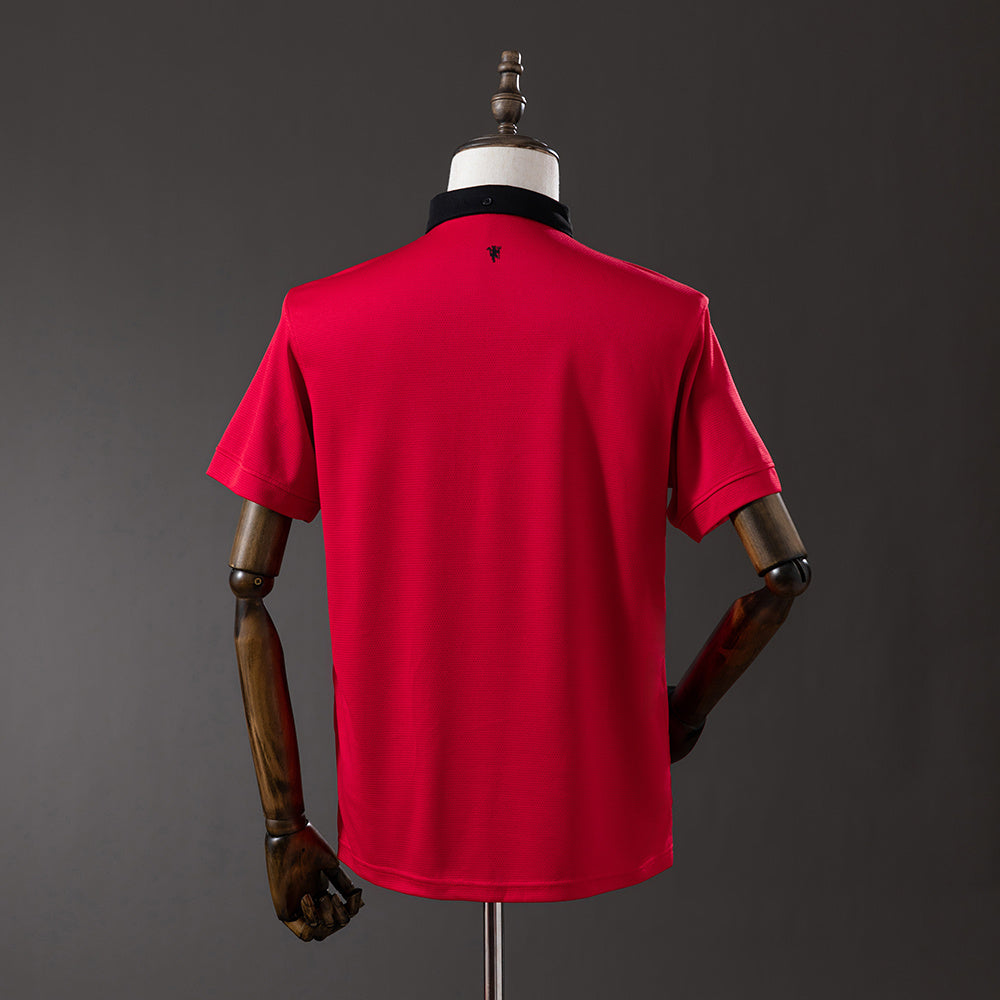 Camiseta retro Manchester United 2013/14 primera equipación detalle escudo post-Ferguson – Cortita y al Pie