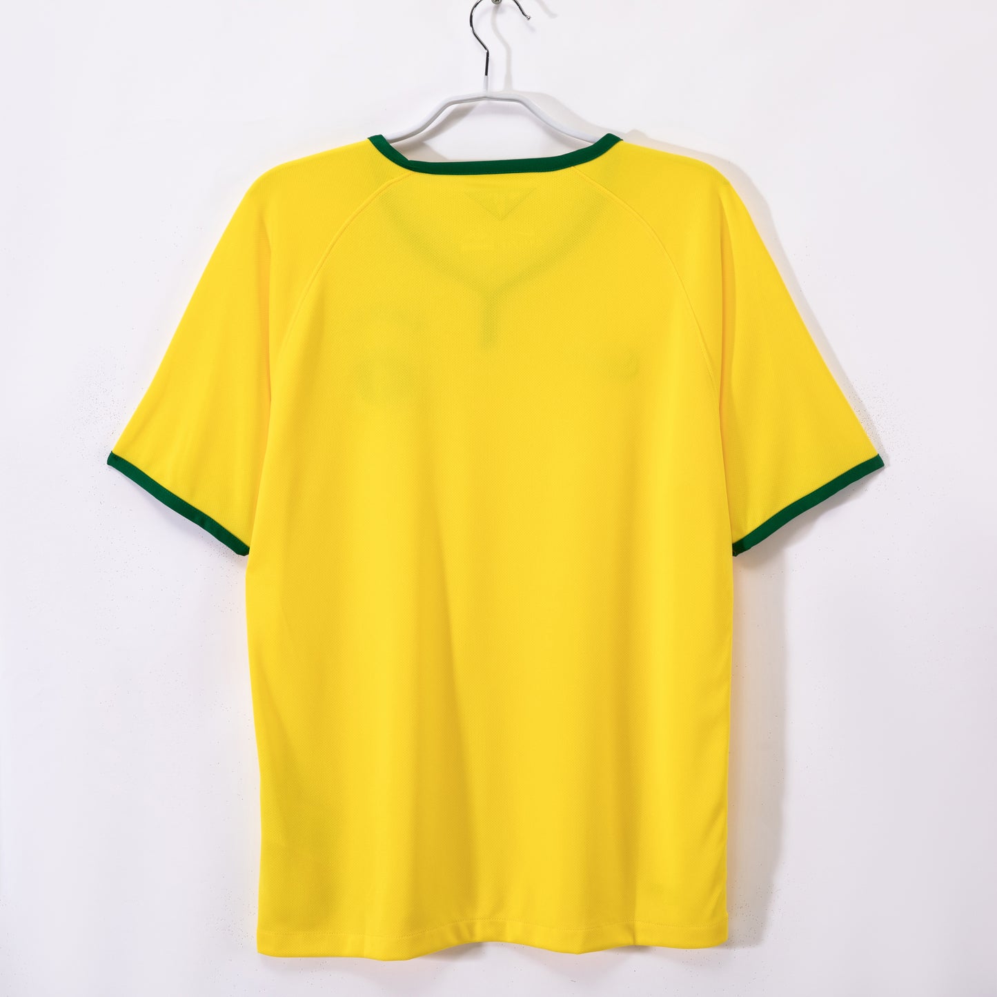 Camiseta retro Brasil 2014 primera equipación detalle escudo CBF – Cortita y al Pie