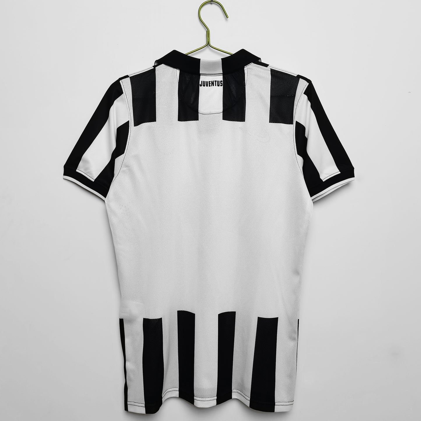 Camiseta retro Juventus 2014/15 primera equipación detalle escudo UCL Final – Cortita y al Pie