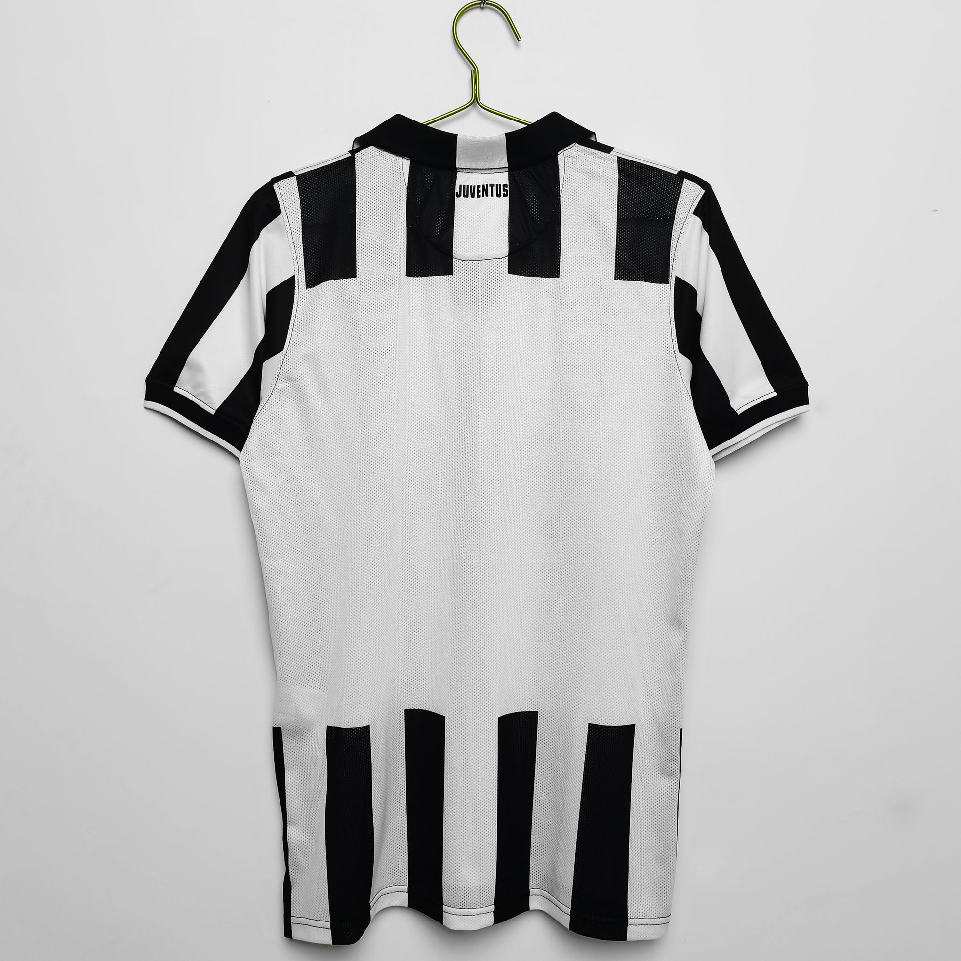Camiseta retro Juventus 2014/15 primera equipación detalle escudo UCL Final – Cortita y al Pie