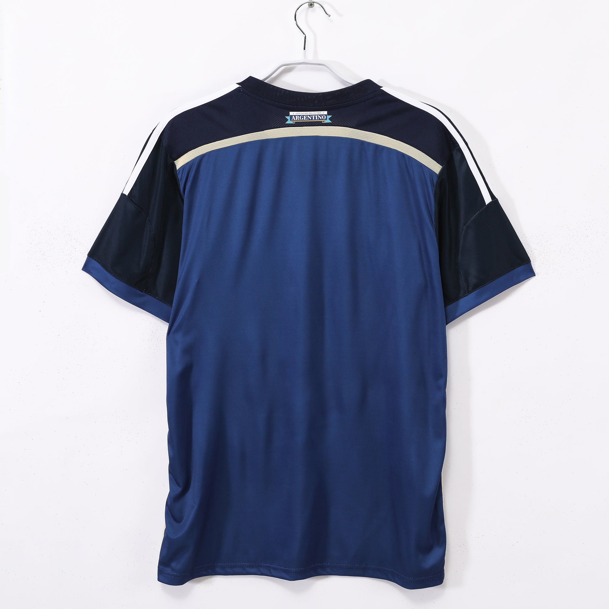 Camiseta retro Argentina 2014 segunda equipación azul detalle escudo AFA – Cortita y al Pie