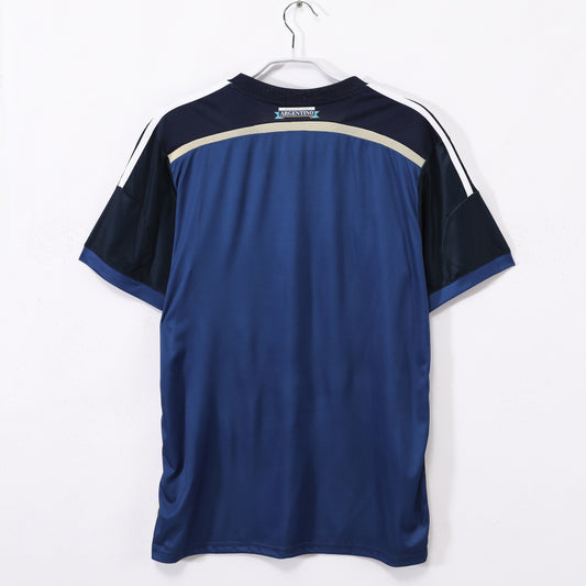 Camiseta retro Argentina 2014 segunda equipación azul detalle escudo AFA – Cortita y al Pie