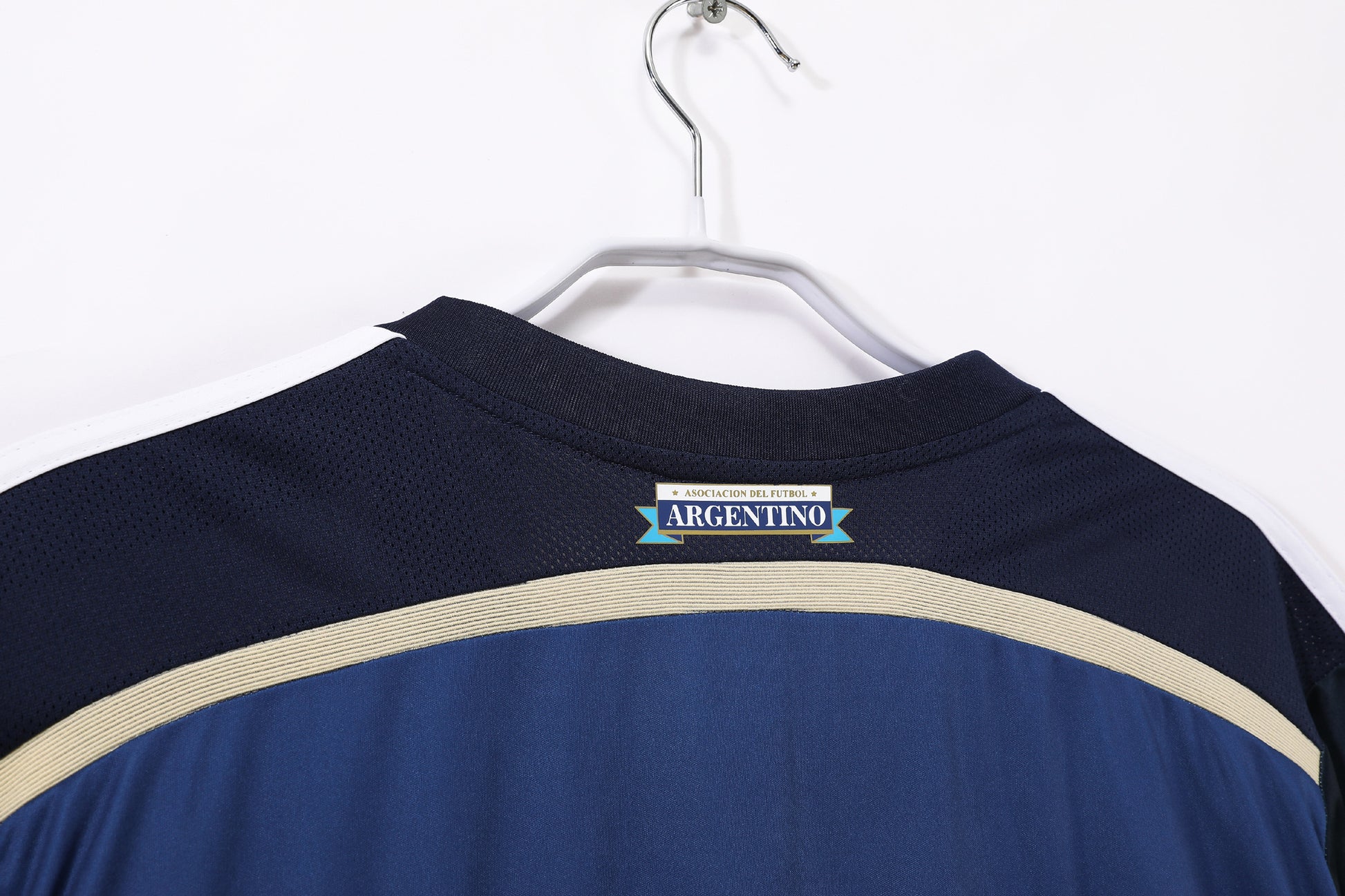 Camiseta retro Argentina 2014 segunda equipación azul lateral – Cortita y al Pie