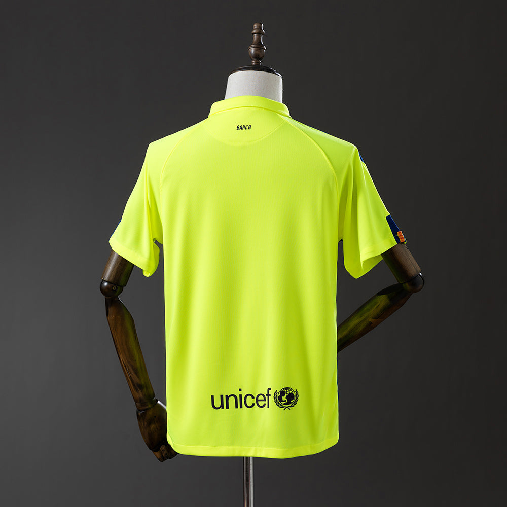 Camiseta retro FC Barcelona 2014/15 tercera equipación detalle escudo MSN – Cortita y al Pie
