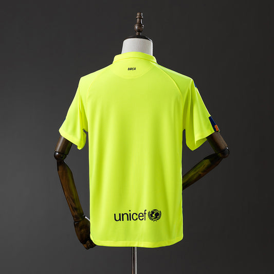 Camiseta retro FC Barcelona 2014/15 tercera equipación detalle escudo MSN – Cortita y al Pie