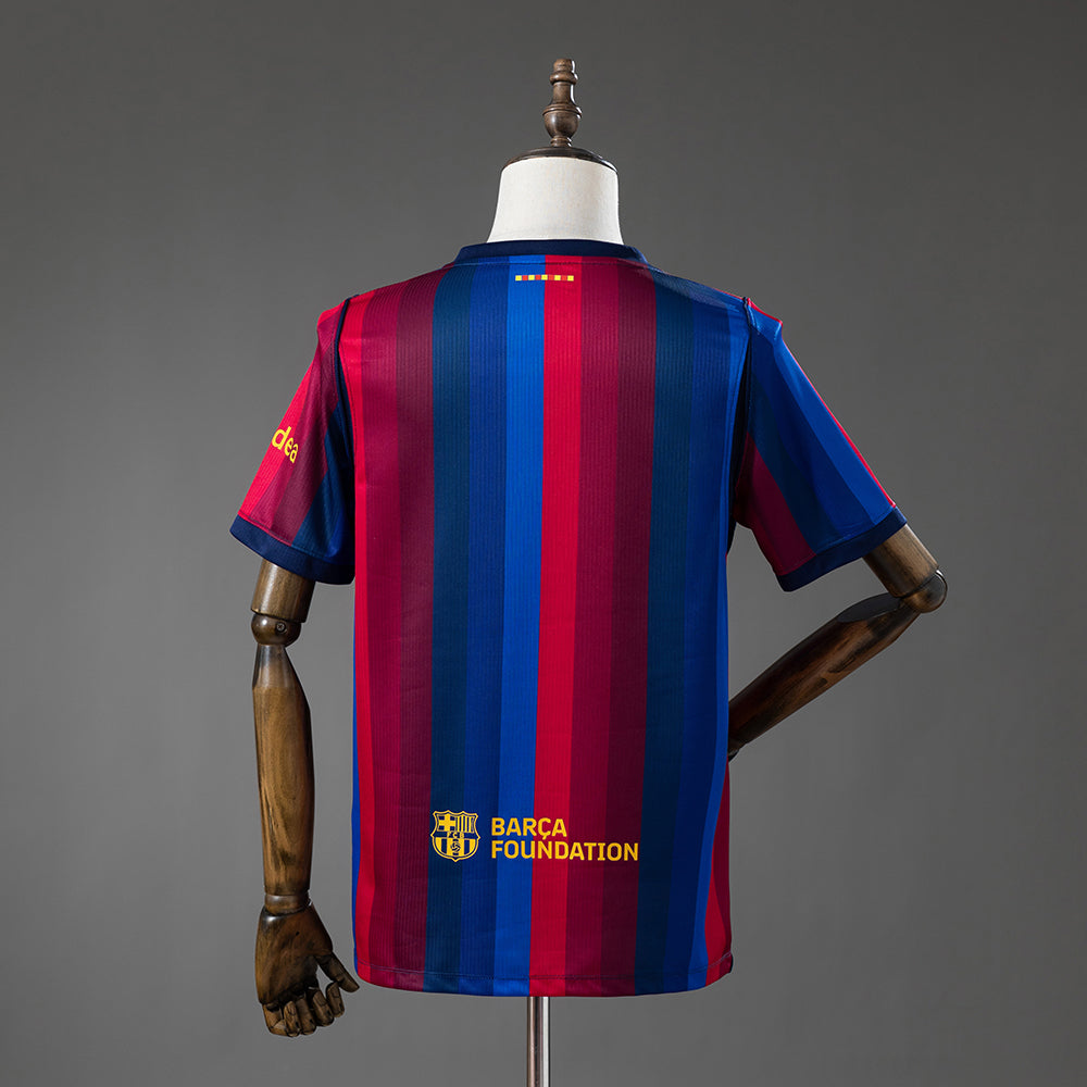 Camiseta FC Barcelona 2026/27 primera equipación versión fan detalle escudo – Cortita y al Pie