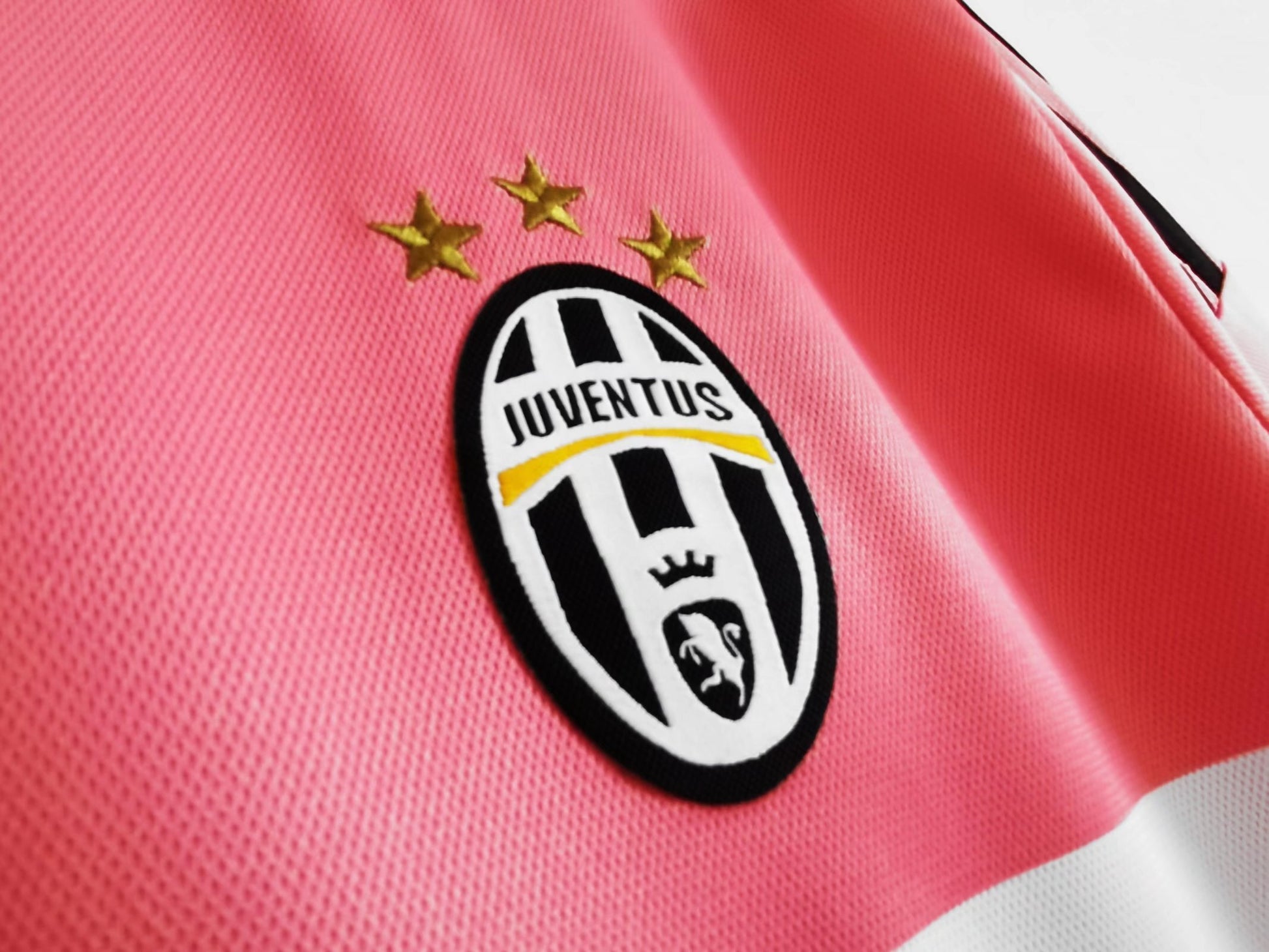 Camiseta retro Juventus 2015/16 segunda equipación rosa lateral – Cortita y al Pie