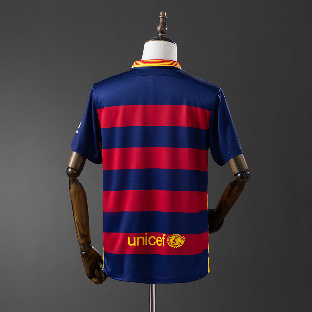 Camiseta retro FC Barcelona 2015/16 primera equipación detalle escudo MSN – Cortita y al Pie