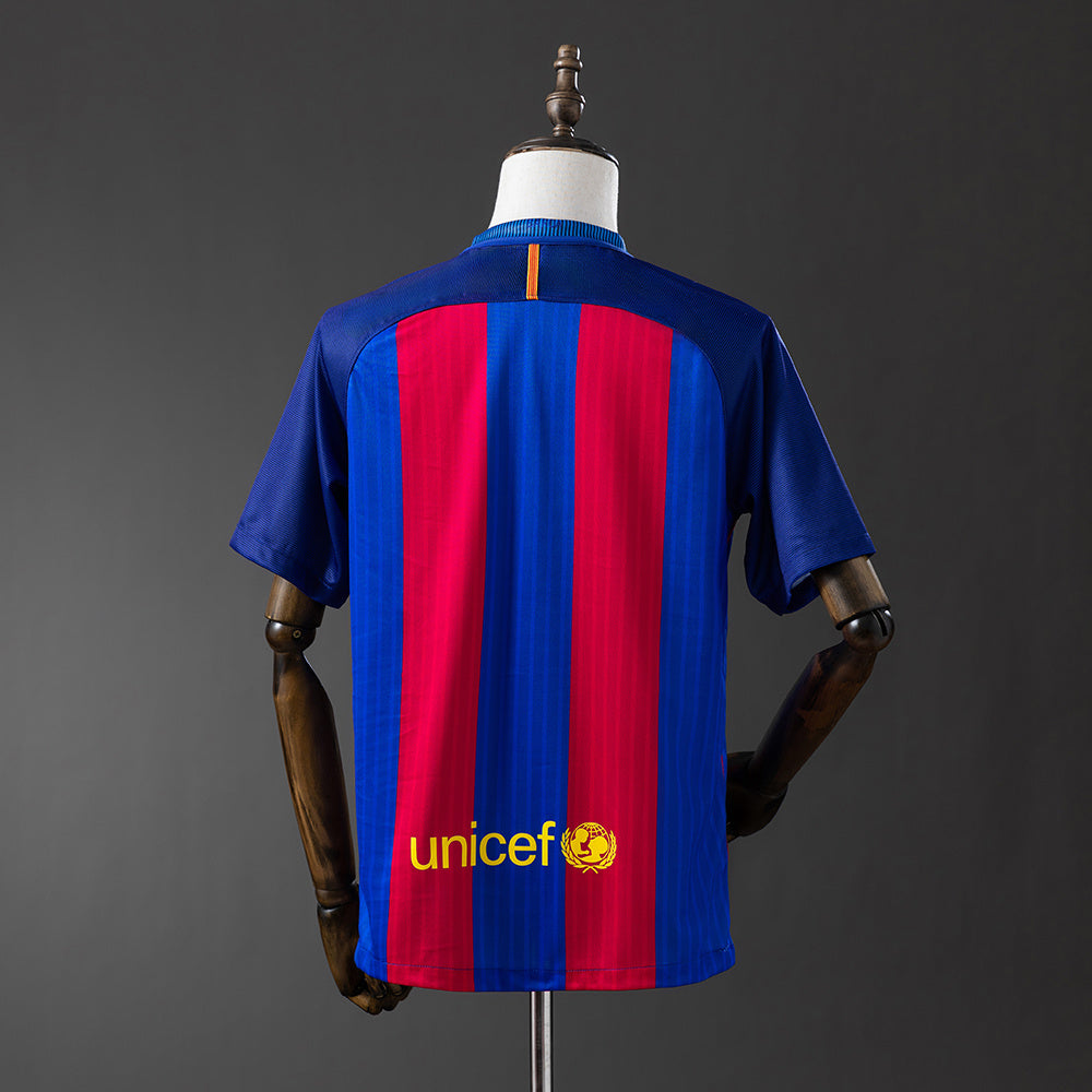Camiseta retro FC Barcelona 2016/17 primera equipación detalle escudo MSN – Cortita y al Pie