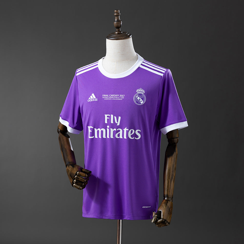 Camiseta retro Real Madrid 2016/17 segunda equipación final Champions Cardiff – Cortita y al Pie
