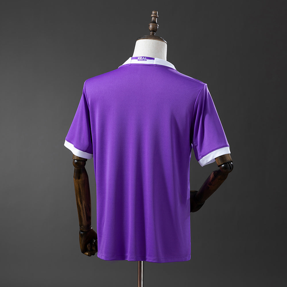 Camiseta retro Real Madrid 2016/17 segunda equipación final Champions Cardiff detalle – Cortita y al Pie