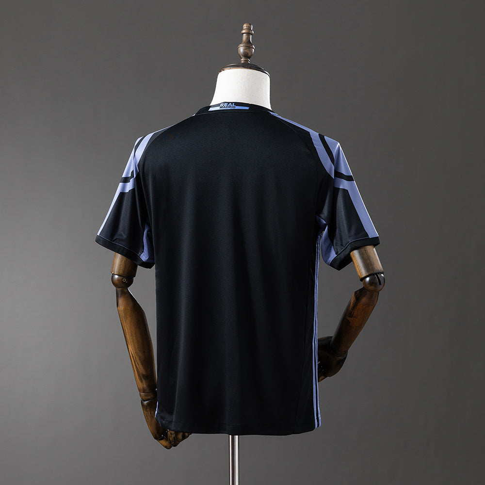 Camiseta retro Real Madrid 2016/17 tercera equipación detalle Duodécima Champions – Cortita y al Pie