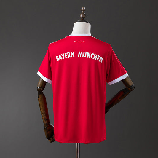 Camiseta retro Bayern Múnich 2017/18 primera equipación detalle escudo Allianz – Cortita y al Pie