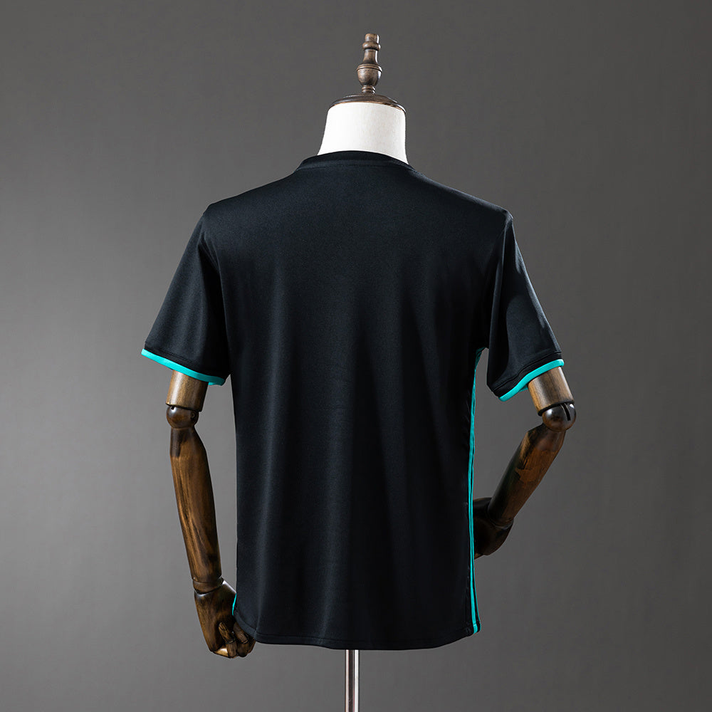Camiseta retro Real Madrid 2017/18 segunda equipación detalle Decimotercera Champions – Cortita y al Pie