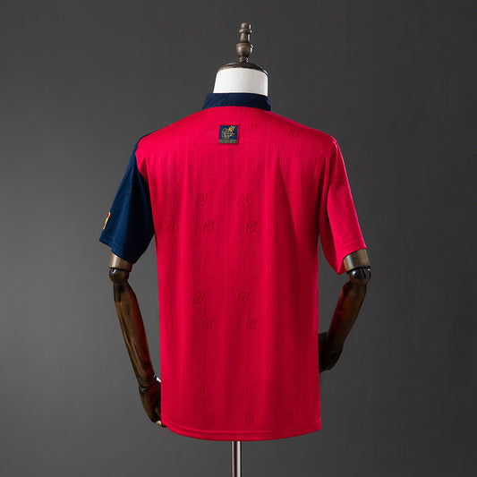 Camiseta retro España 1996 primera equipación detalle escudo RFEF – Cortita y al Pie