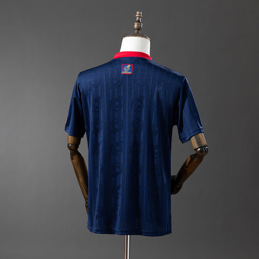 Camiseta retro España 1996 segunda equipación blanca detalle escudo – Cortita y al Pie
