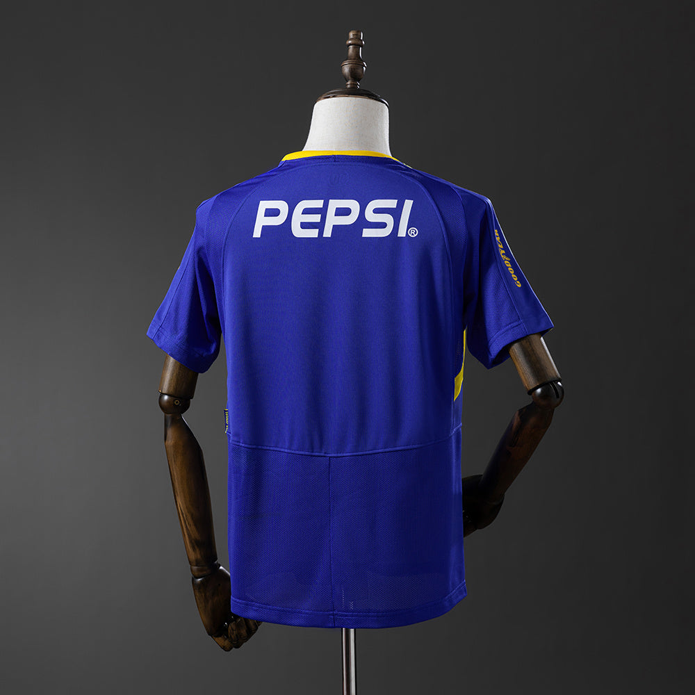 Camiseta retro Boca Juniors 2003/04 primera equipación detalle escudo La Bombonera – Cortita y al Pie