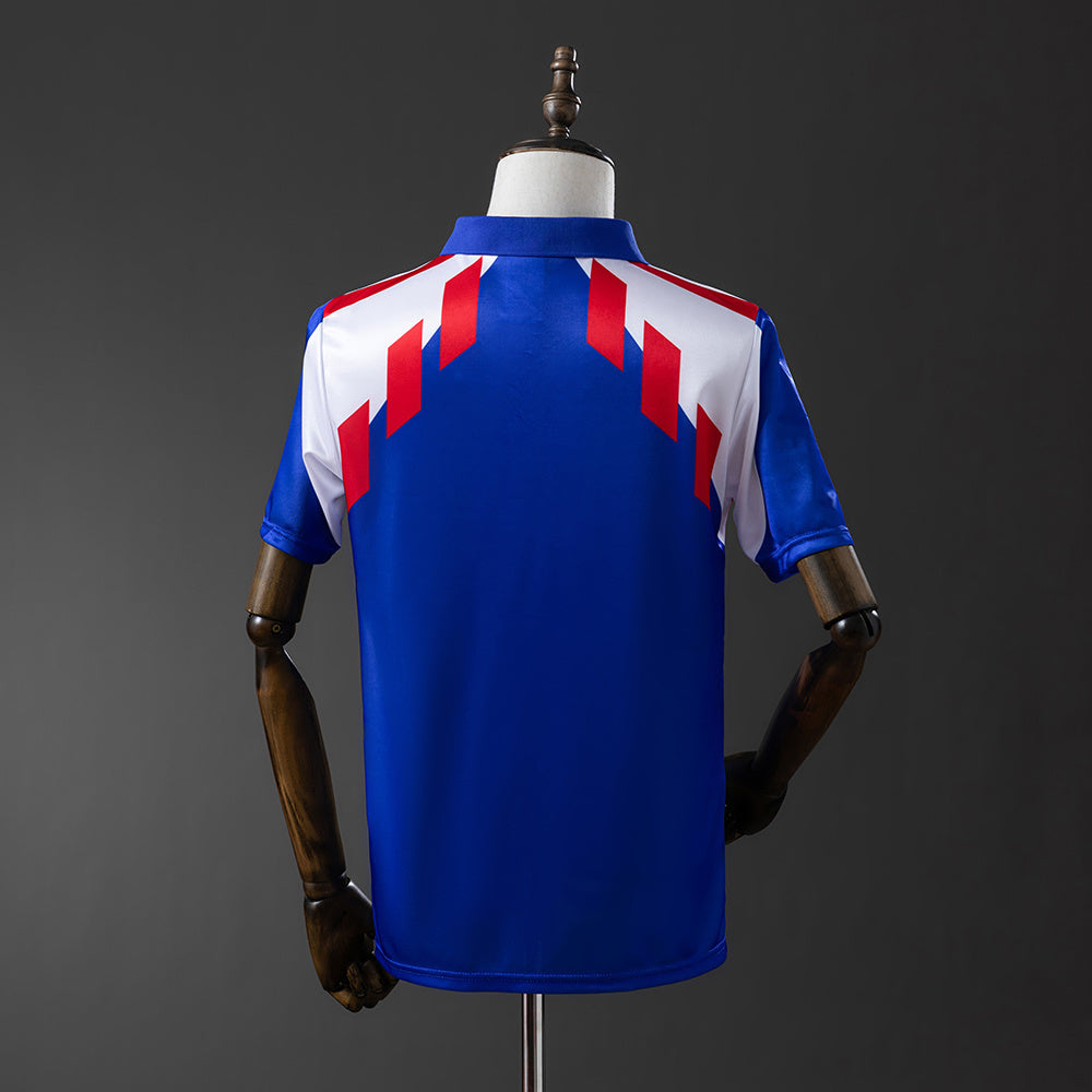 Camiseta retro Francia 1988 primera equipación detalle escudo FFF – Cortita y al Pie