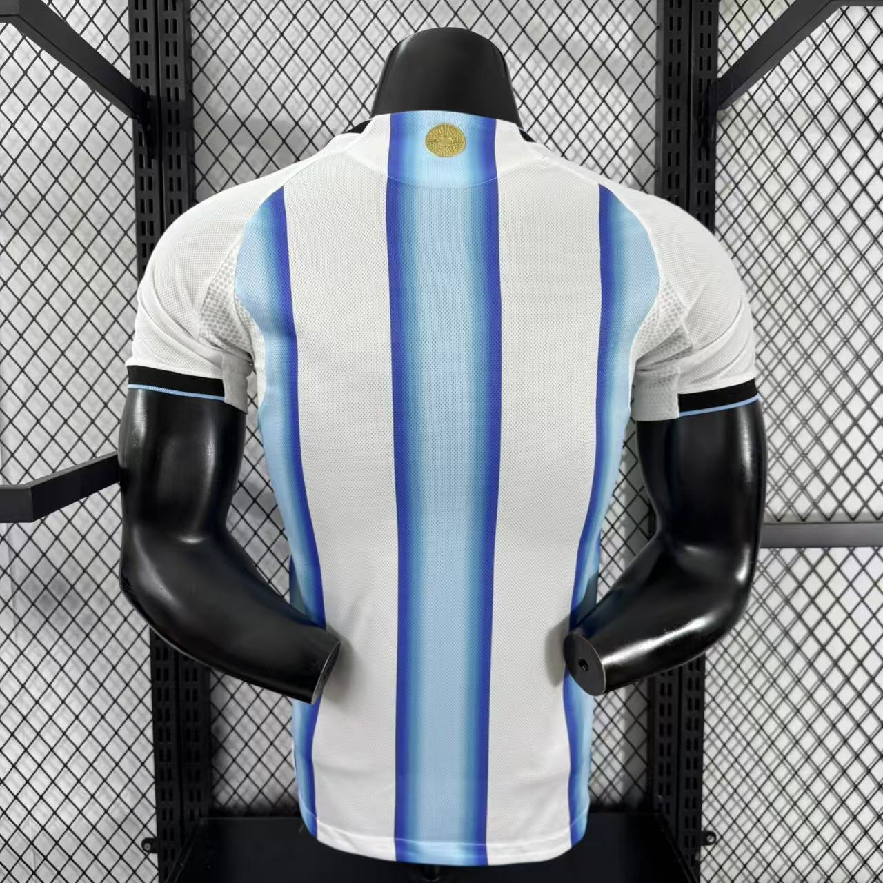 Camiseta Argentina 2025/26 primera equipación versión jugador detalle escudo AFA – Cortita y al Pie