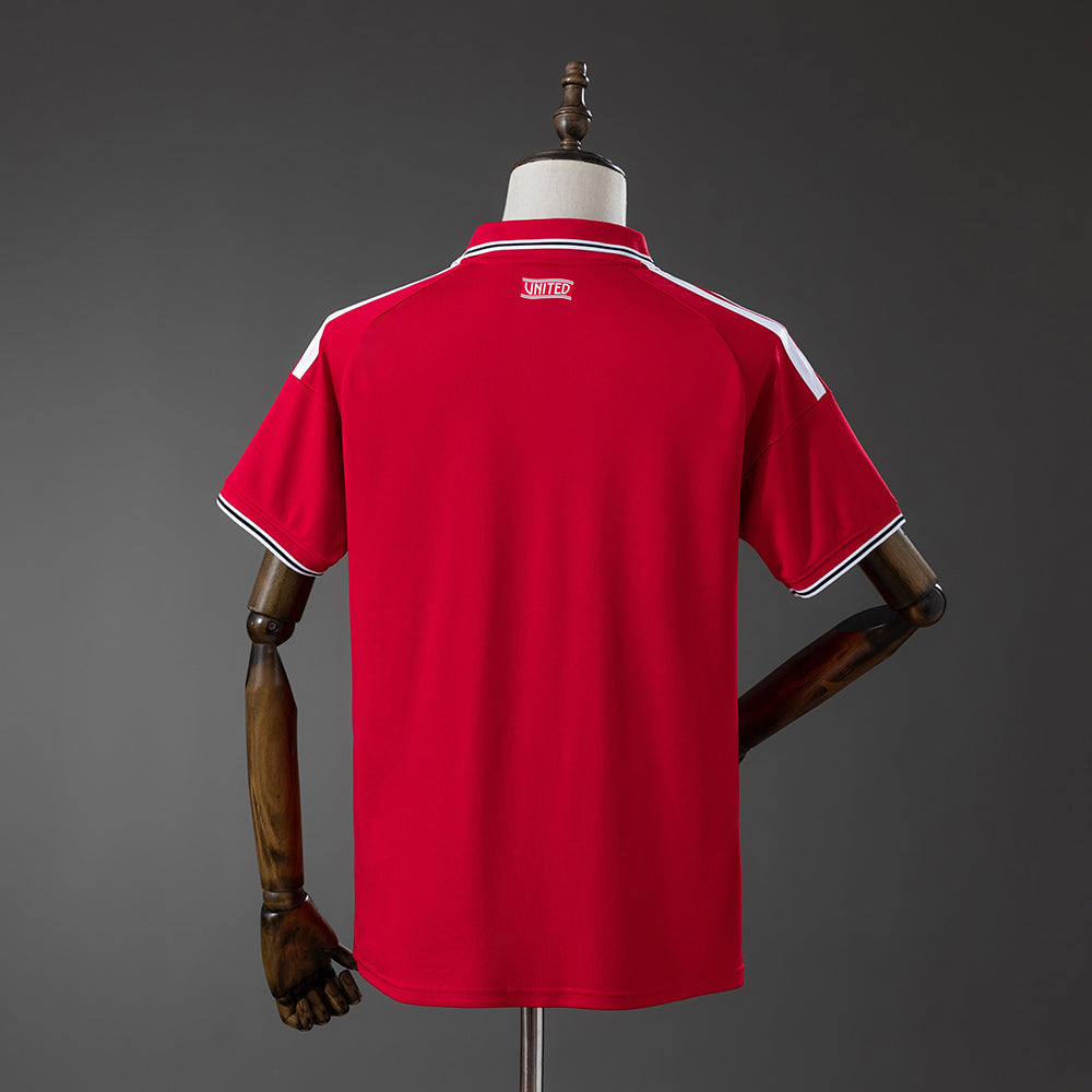 Camiseta Manchester United 2026/27 primera equipación versión fan detalle escudo – Cortita y al Pie