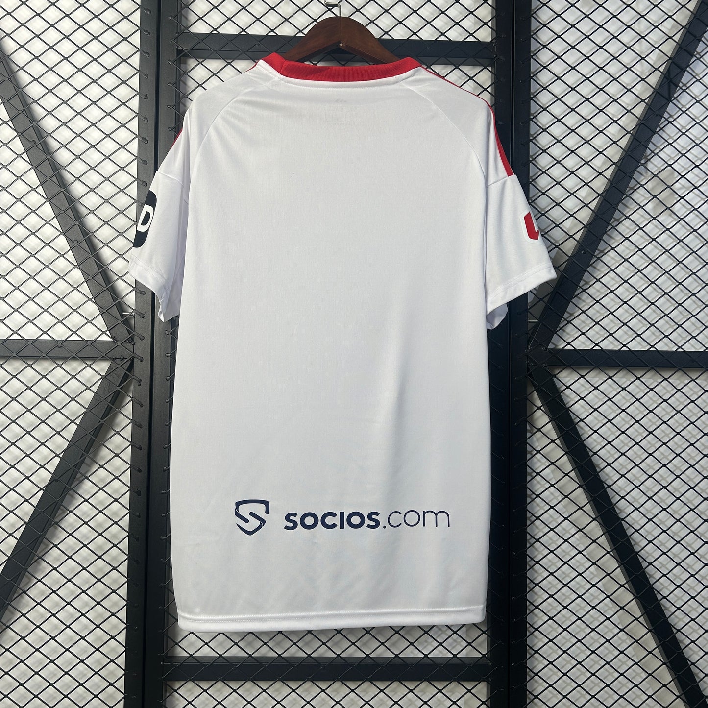 Camiseta Sevilla FC 2025/26 primera equipación versión fan detalle escudo blanca Ramón Sánchez Pizjuán – Cortita y al Pie