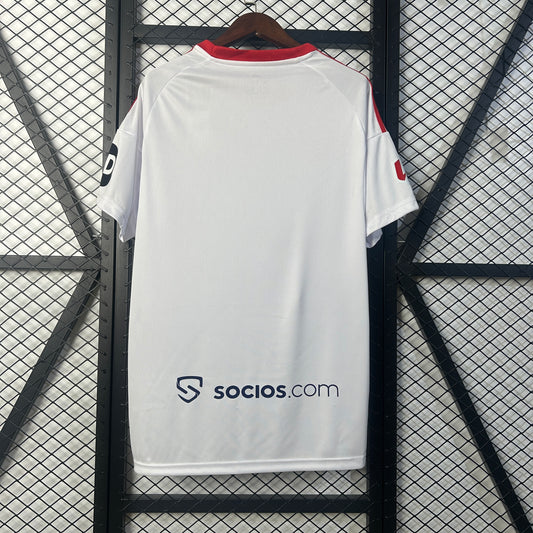Camiseta Sevilla FC 2025/26 primera equipación versión fan detalle escudo blanca Ramón Sánchez Pizjuán – Cortita y al Pie