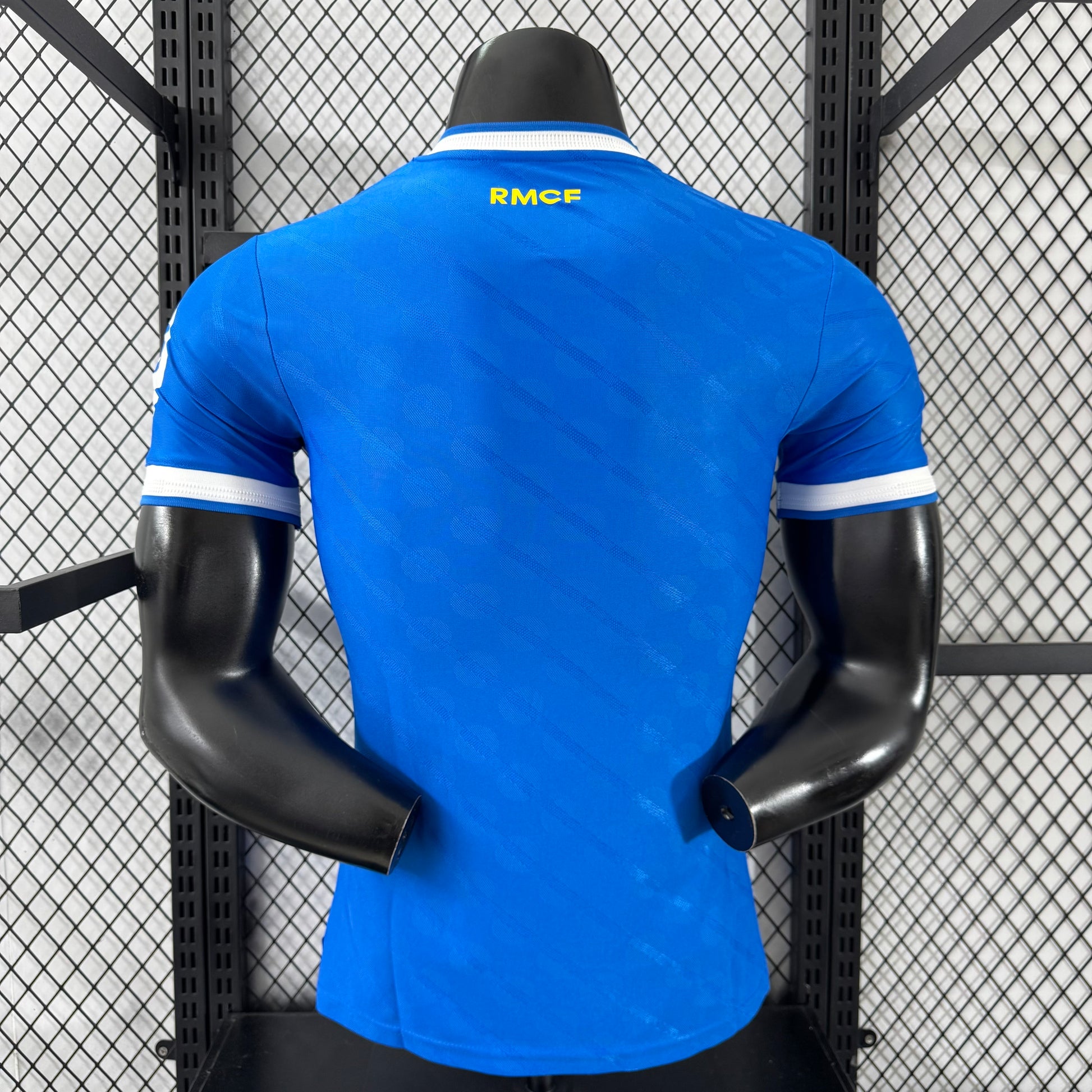 Camiseta Real Madrid 2025/26 tercera equipación versión jugador negra detalle dorsal – Cortita y al Pie