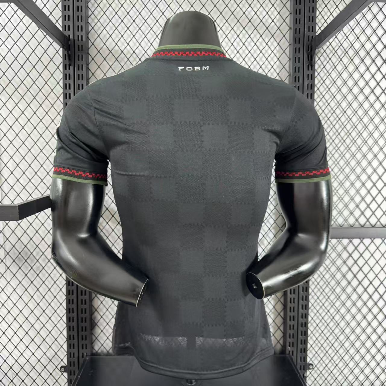 Camiseta Bayern Múnich 2025/26 tercera equipación versión jugador detalle escudo – Cortita y al Pie
