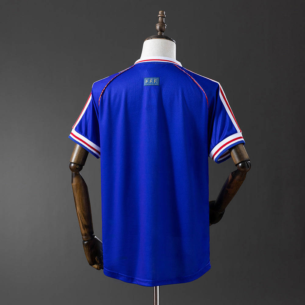 Camiseta retro Francia 1998 primera equipación detalle escudo FFF campeón – Cortita y al Pie