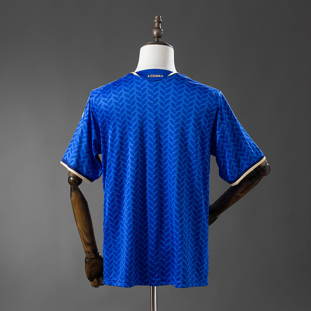 Camiseta Italia Mundial 2026 primera equipación versión fan detalle escudo FIGC – Cortita y al Pie