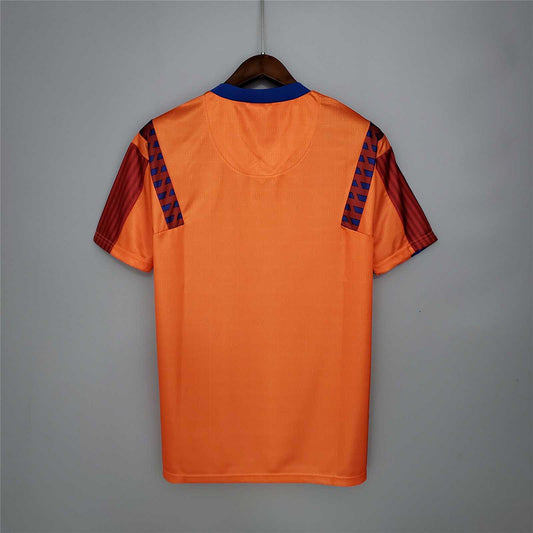 Camiseta retro Barcelona 1991/92 segunda equipación detalle escudo Barça – Cortita y al Pie