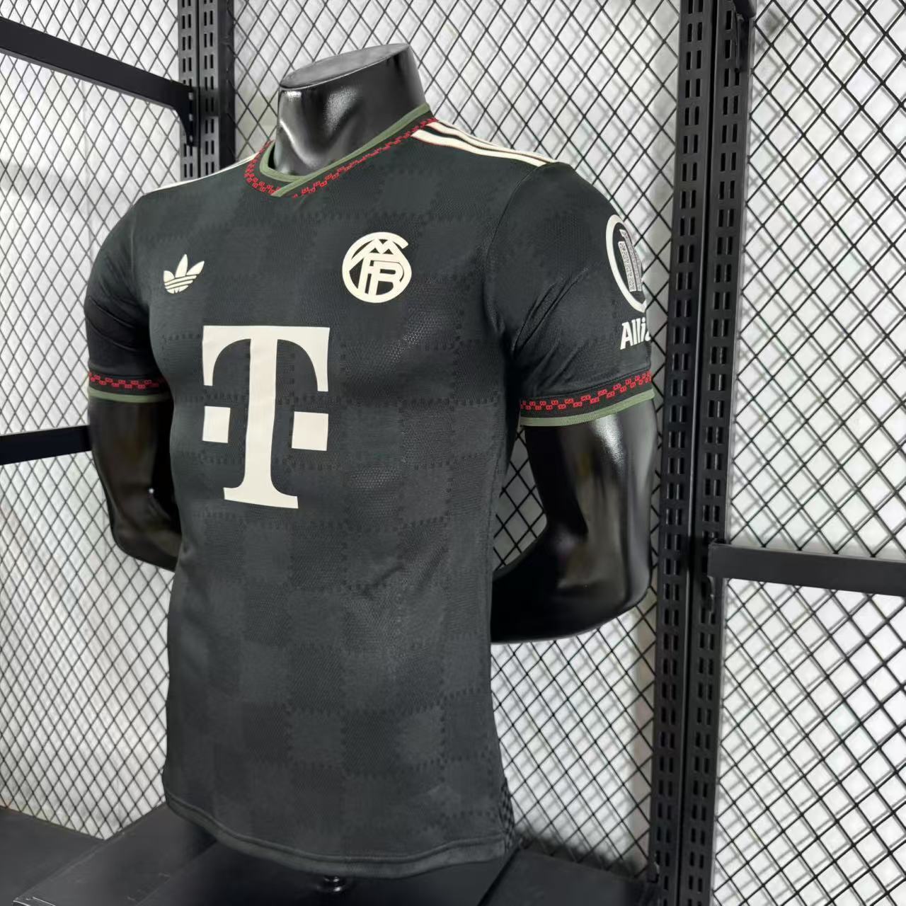 Camiseta Bayern Múnich 2025/26 tercera equipación versión jugador lateral – Cortita y al Pie