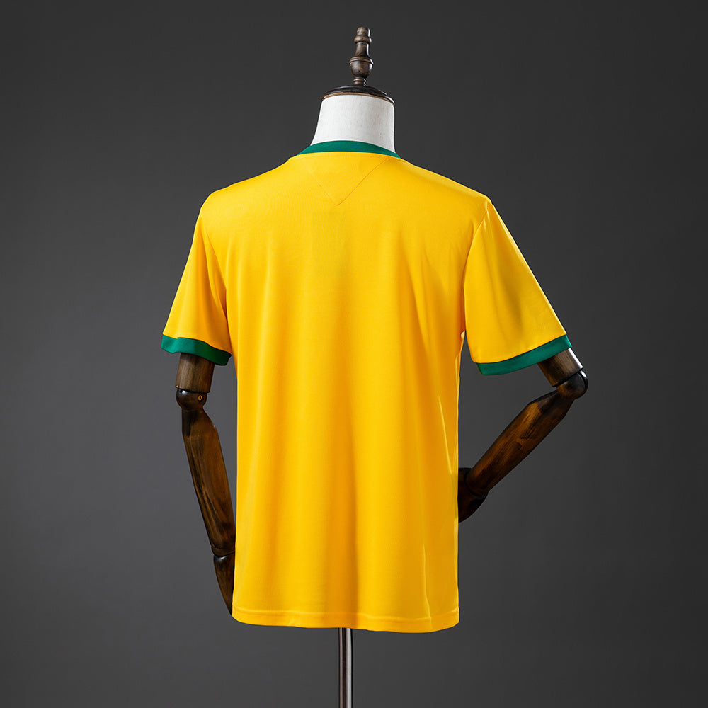 Camiseta retro Brasil 1970 primera equipación detalle escudo Pelé histórico – Cortita y al Pie