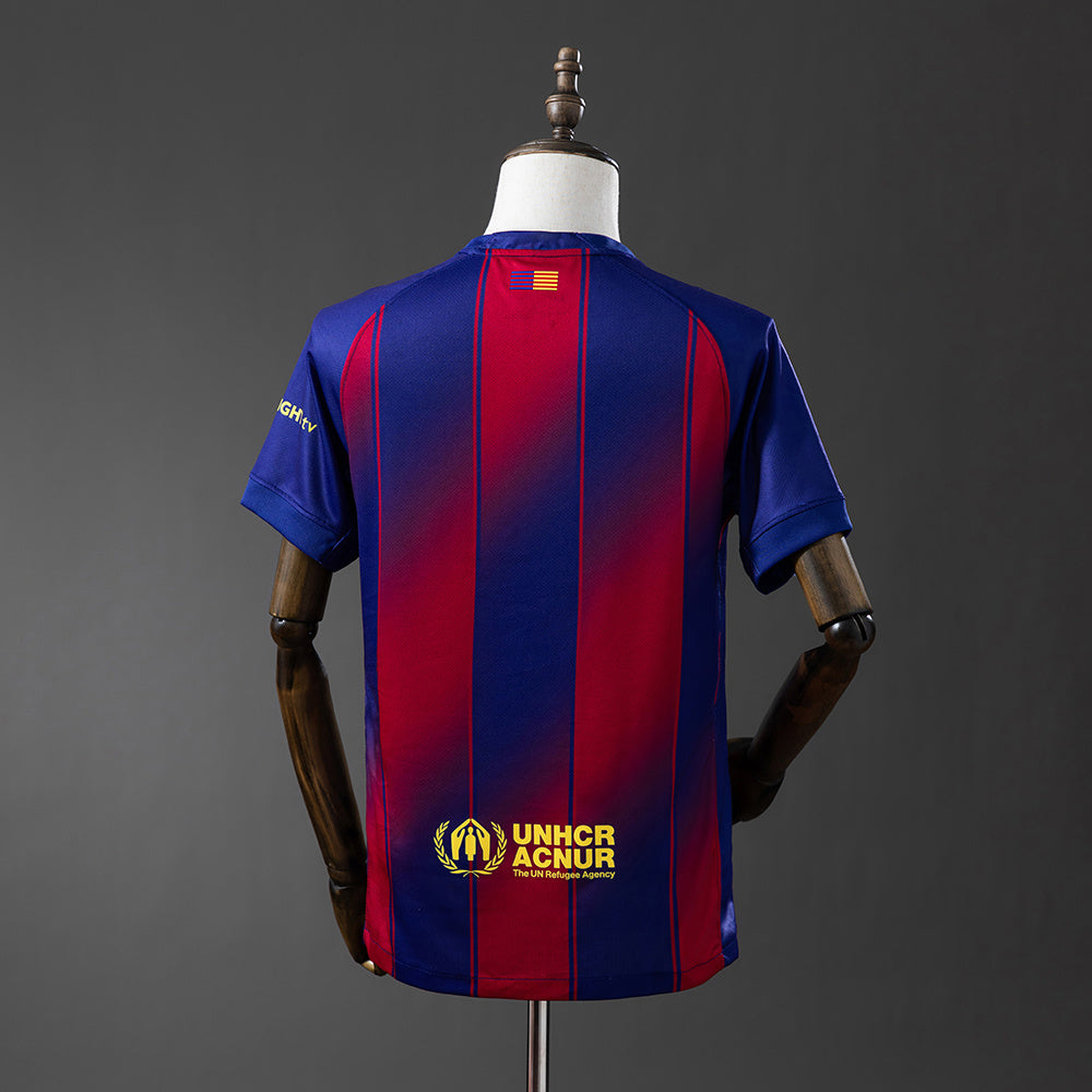 Camiseta FC Barcelona 2025/26 primera equipación versión fan detalle escudo – Cortita y al Pie