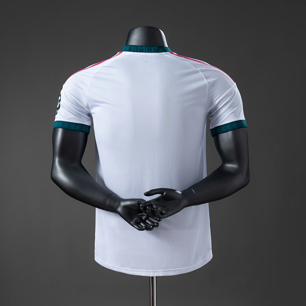 Camiseta Real Madrid 2026/27 primera equipación versión jugador blanca detalle escudo – Cortita y al Pie