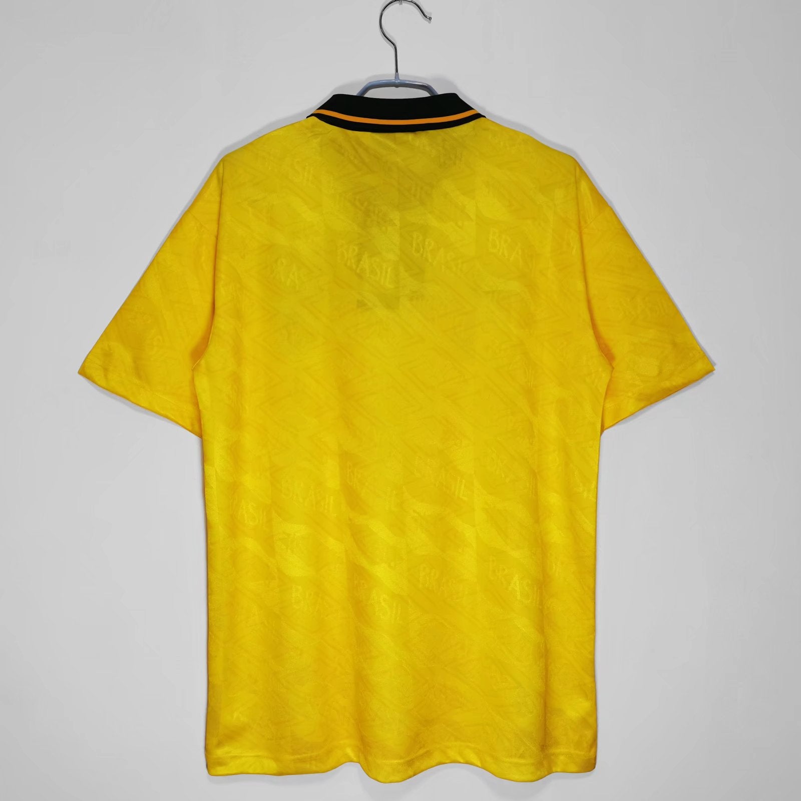 Camiseta retro Brasil 1992 primera equipación detalle escudo histórico – Cortita y al Pie