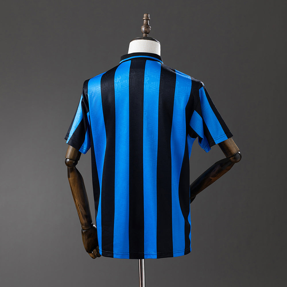 Camiseta retro Inter de Milán 1992/93 primera equipación detalle escudo – Cortita y al Pie
