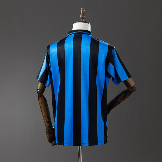 Camiseta retro Inter de Milán 1992/93 primera equipación detalle escudo – Cortita y al Pie