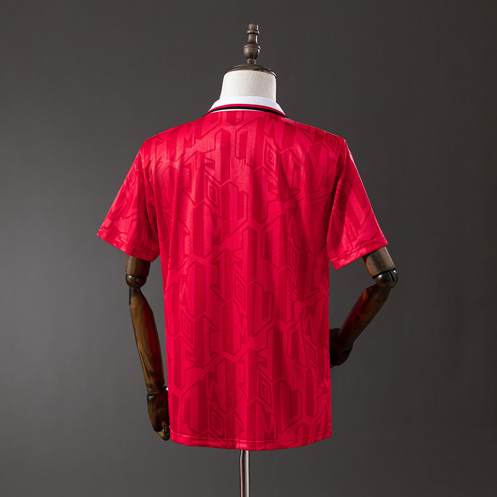 Camiseta retro Manchester United 1992/93 primera equipación detalle escudo Premier – Cortita y al Pie
