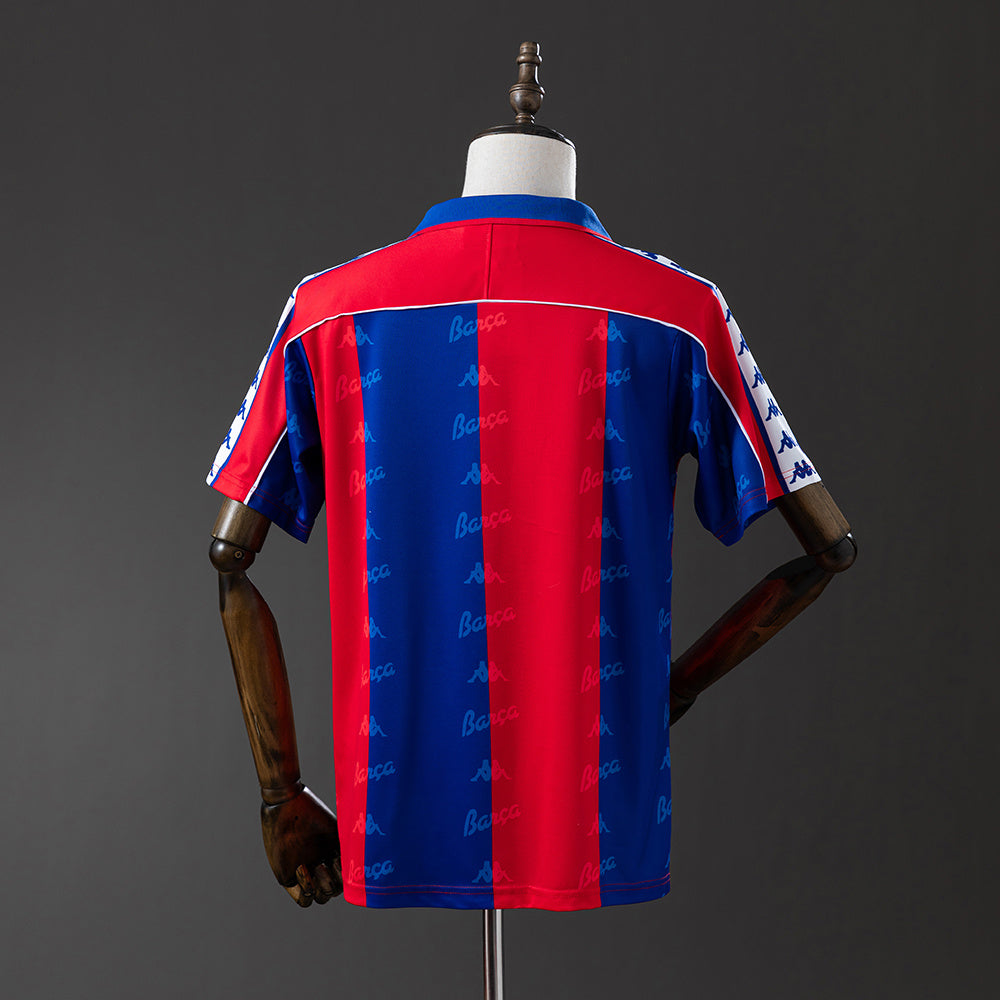 Camiseta retro FC Barcelona 1992/93 primera equipación detalle escudo Dream Team – Cortita y al Pie