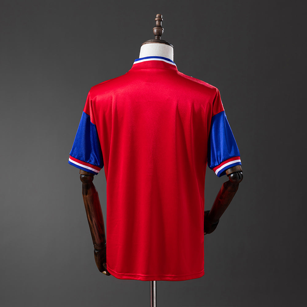Camiseta retro Bayern Múnich 1993/94 primera equipación detalle escudo Allianz – Cortita y al Pie