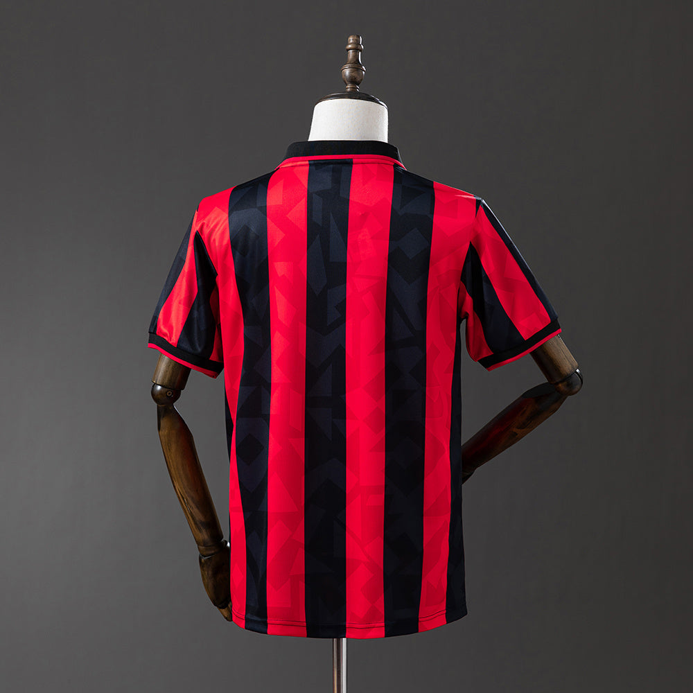 Camiseta retro AC Milan 1993/94 primera equipación detalle escudo San Siro – Cortita y al Pie