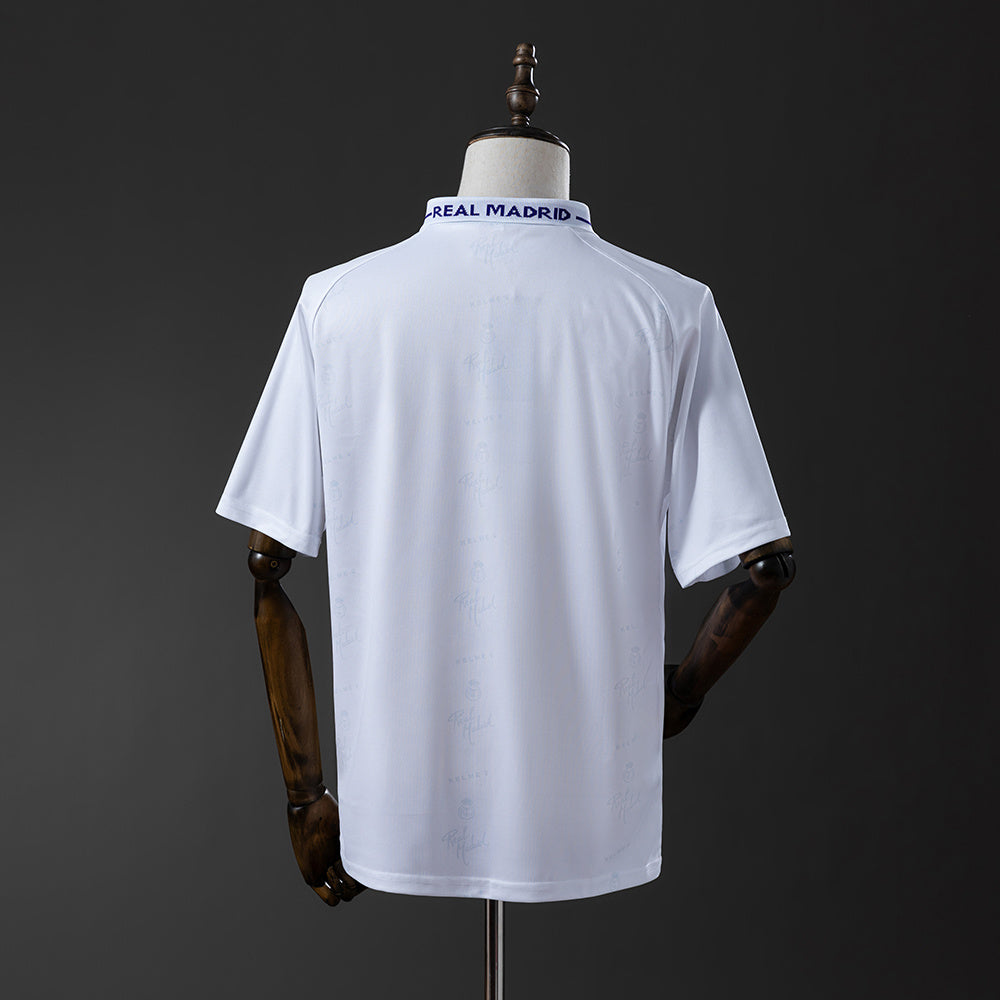 Camiseta retro Real Madrid 1994/95 primera equipación detalle escudo histórico – Cortita y al Pie