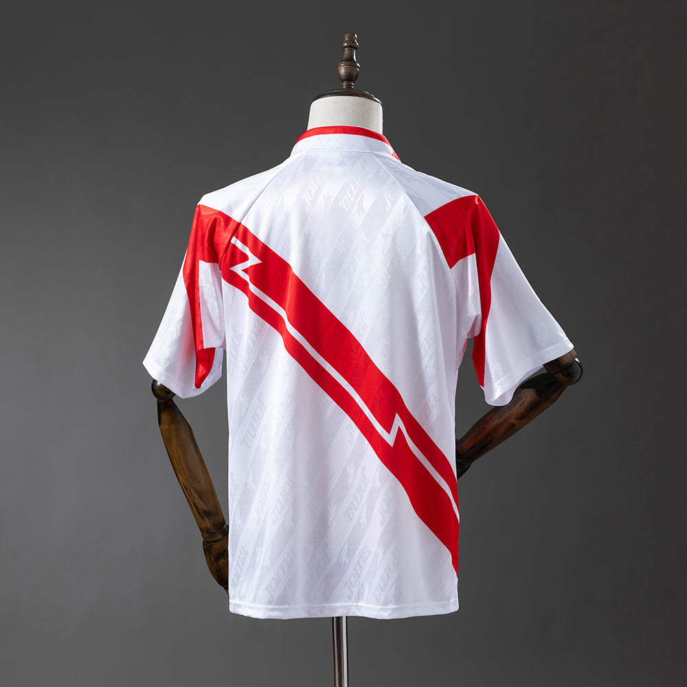 Camiseta retro Rayo Vallecano 1994/95 primera equipación detalle escudo – Cortita y al Pie